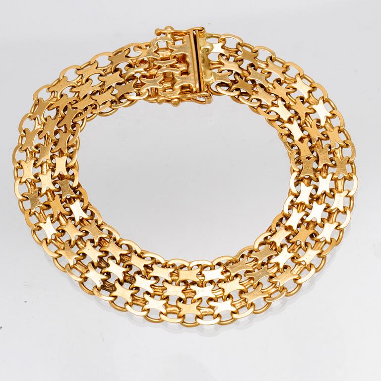An 18C gold bracelet weight 22,5 grams, length 18 cm.