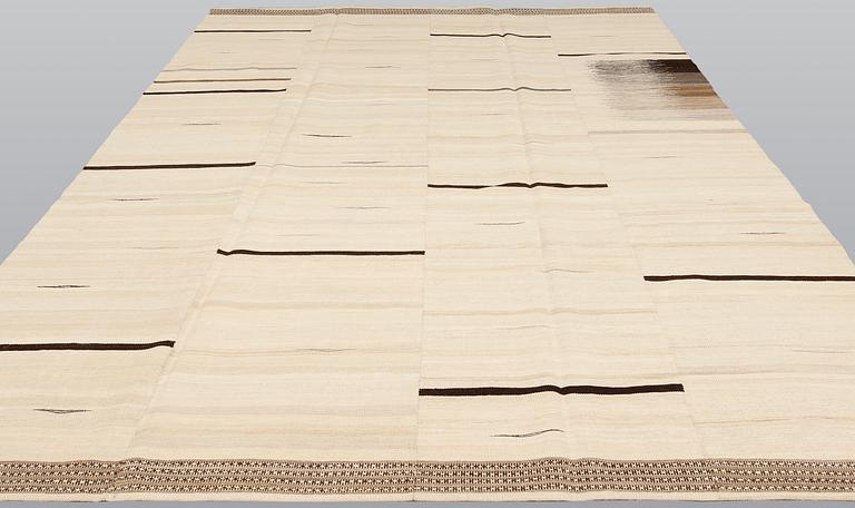 Matta, orientalisk slätväv, ca 314 x 221 cm.