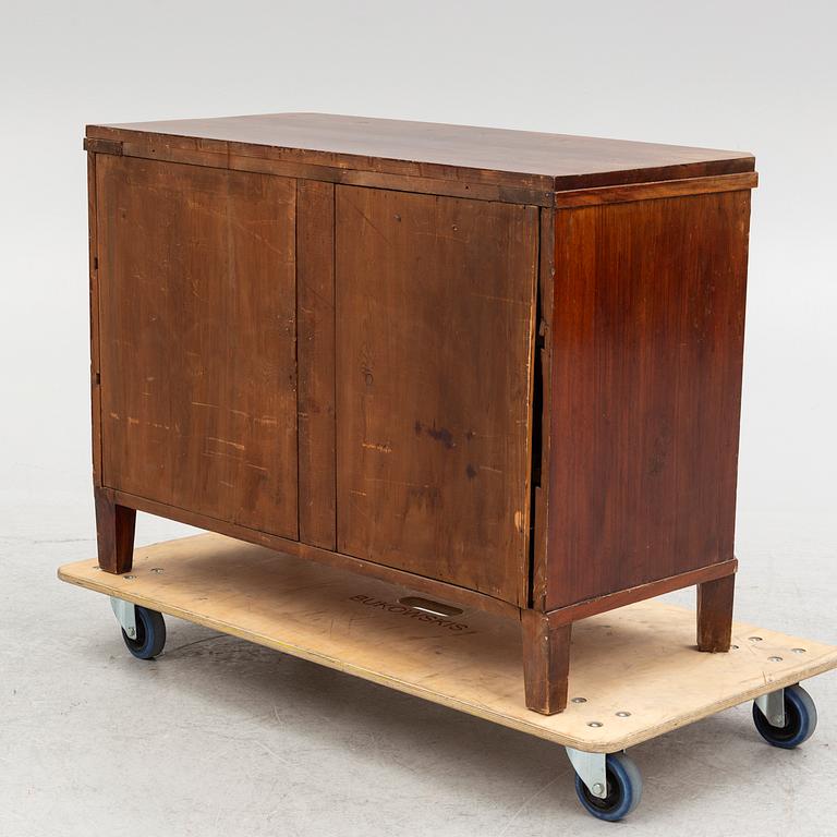 A Gustaivan chest of drawers, 19th century.