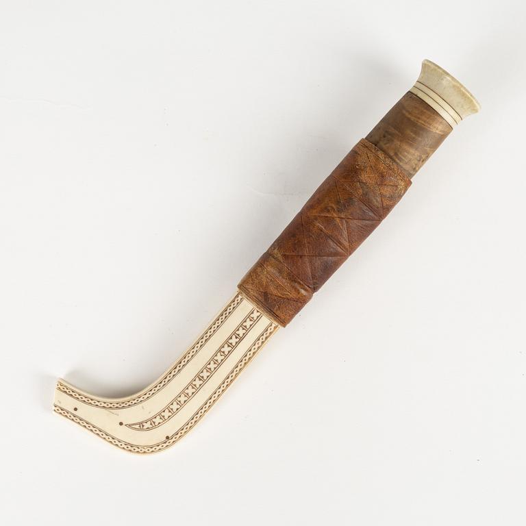 A reindeer horn knife, signed Pär dated 1971.