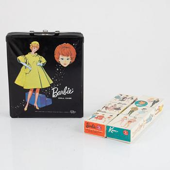 Barbie, dockor, 3 st, samt accessoarer och vinylgarderob, Mattel, 1960-tal.