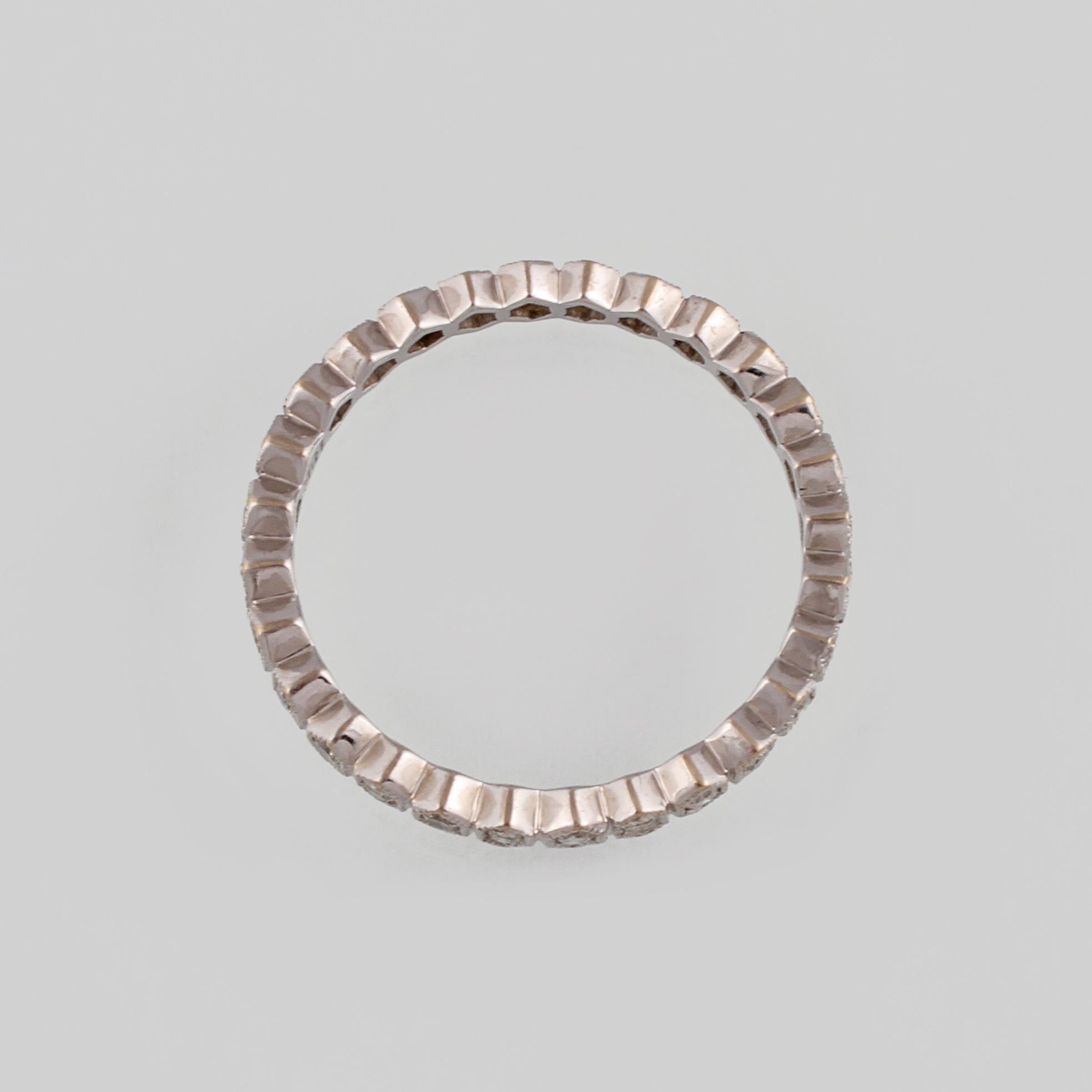 RING, 18K vitguld med briljantslipade diamanter. Vikt 1,8 gram.