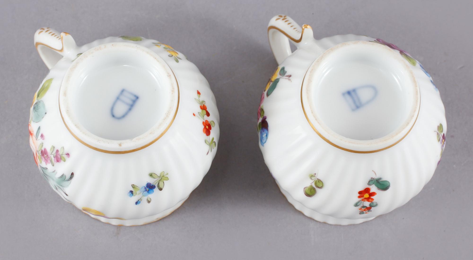 CREMEKOPPAR, ett par, porslin, Wien, omkring sekelskiftet 1900.
