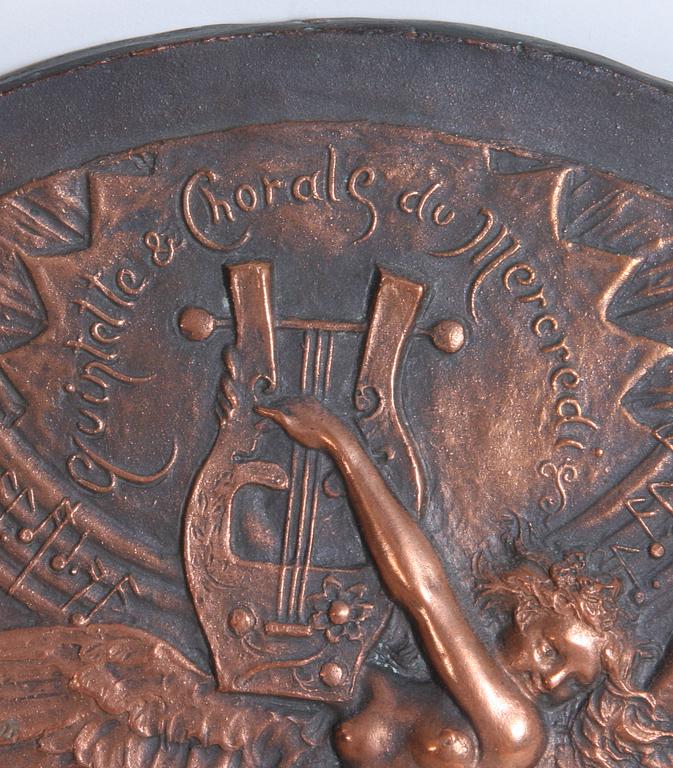 FAT, vitmetall, samt VÄGGPLAKETT, koppar, jugend, den senare sign "1893".