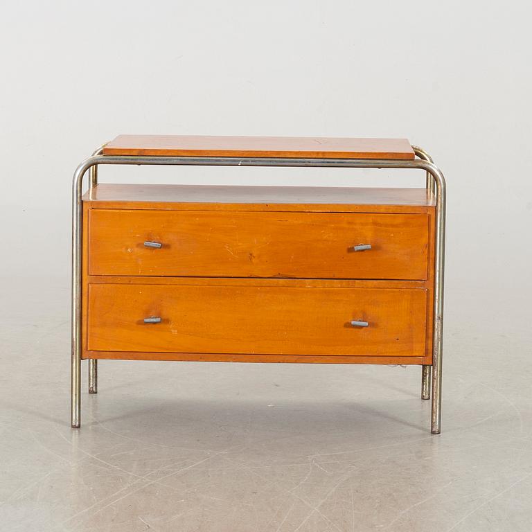 A veneered chest of drawers, 1930/40's.