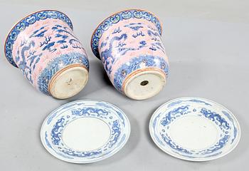 YTTERFODER med UNDERFAT, ett par, porslin, Kina, 1900-tal.