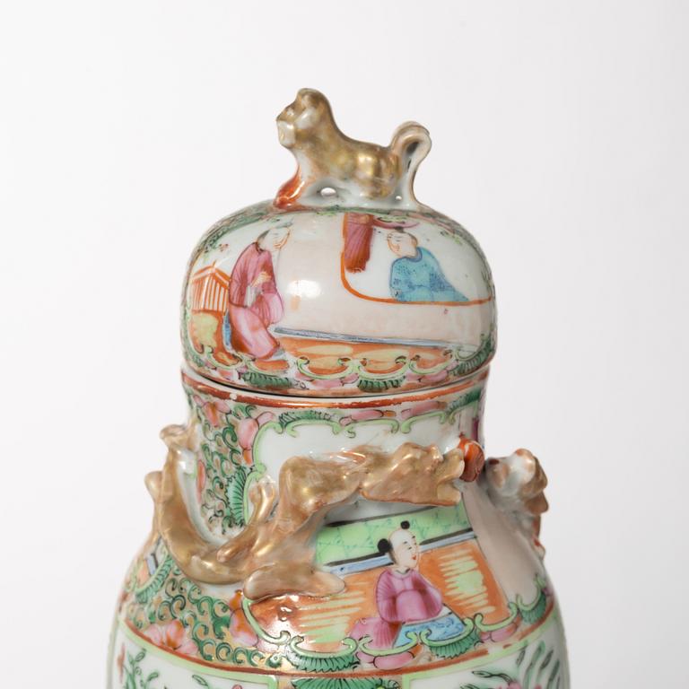 Urna med lock, porslin, Kina, Kanton, 1900-tal.