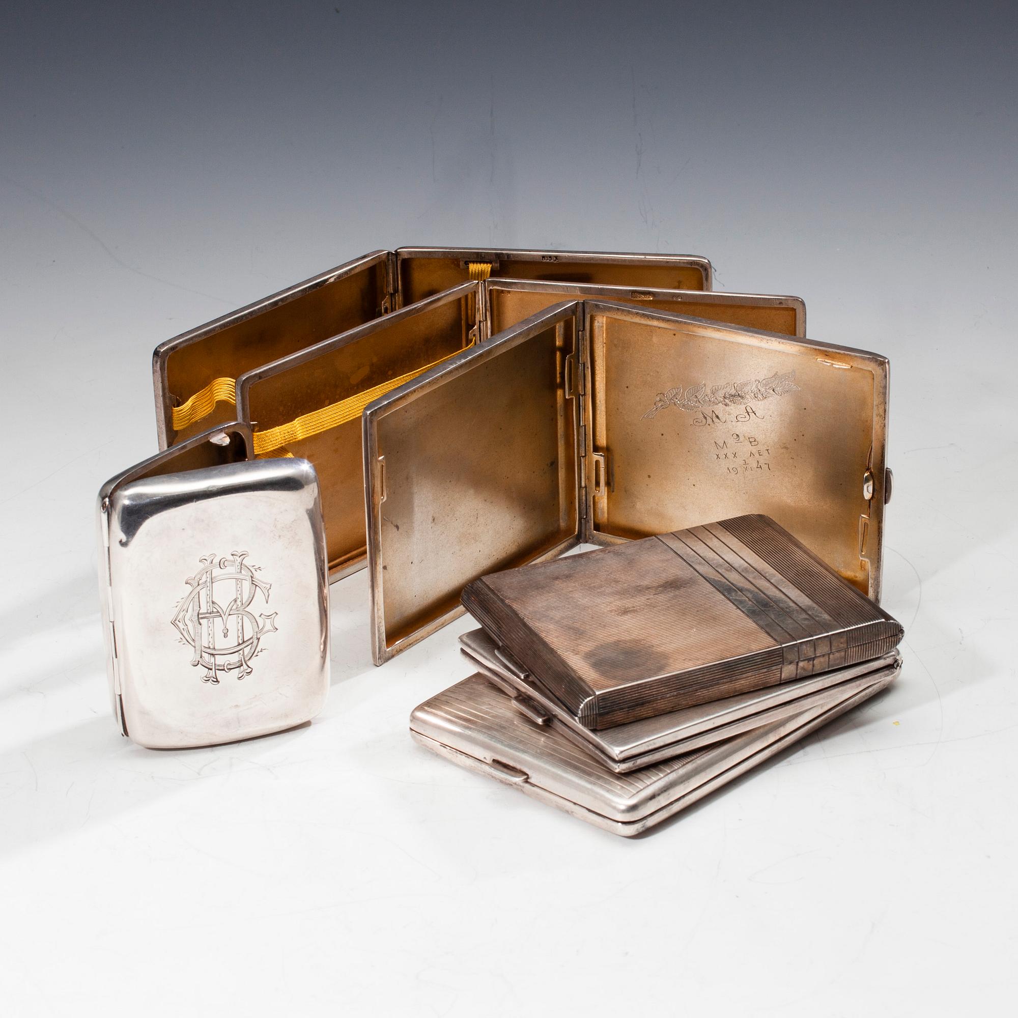 CIGARETTETUIER, 7 st, silver, bär bl a svenska importstämplar. Tot. vikt ca 817 g.