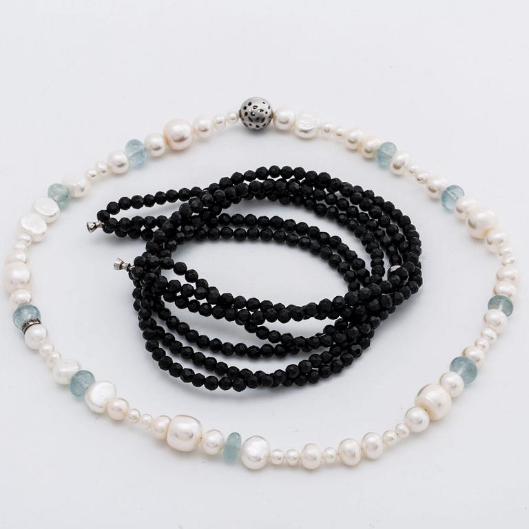 LYNGGAARD, clasp 18K whitegold w 3 brilliant-cut diamonds, 1 row cultured peals and aquamarines, 3 rows of onyx beads.