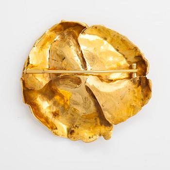 Lotta Orkomies, Rintaneula, 18K kultaa, viljellyt helmet ja timantteja n. 0.18 ct yht. A Tillander, Helsinki 1973.