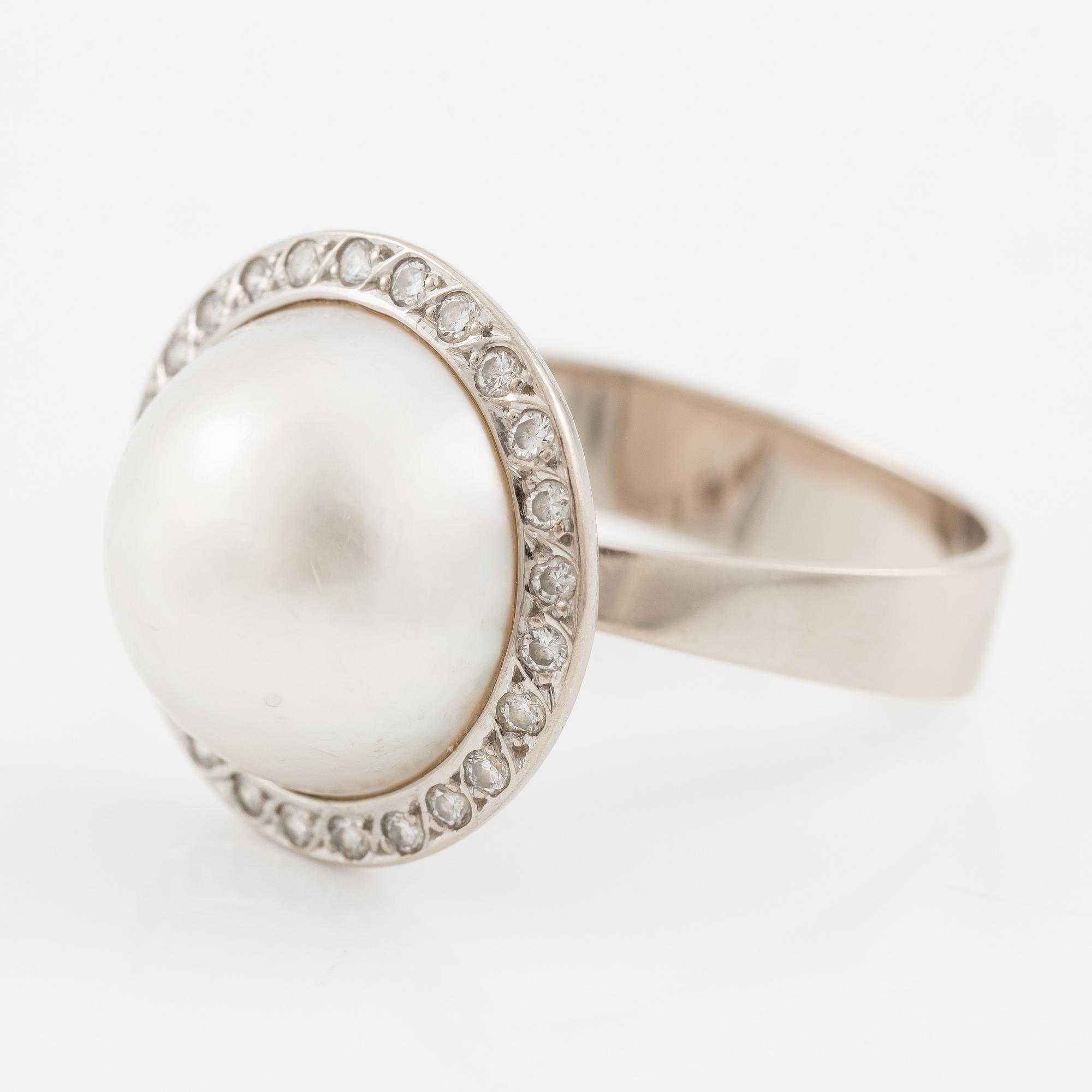 Ring 18K vitguld med en odlad mabepärla och runda briljantslipade diamanter.