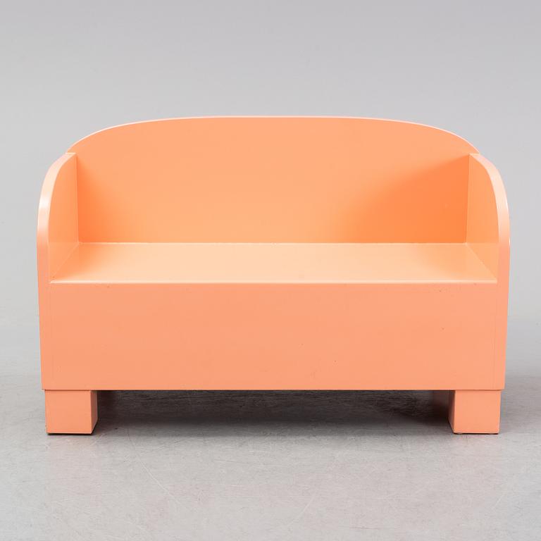 Marie-Louise Ekman, bänk/soffa, utförd till Marie-Louise Ekmans utställning på Moderna Museet, Stockholm 2017.