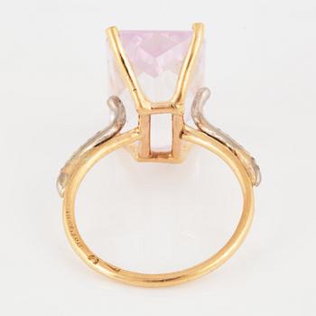 COCKTAILRING, med kunzit och briljantslipade diamanter.