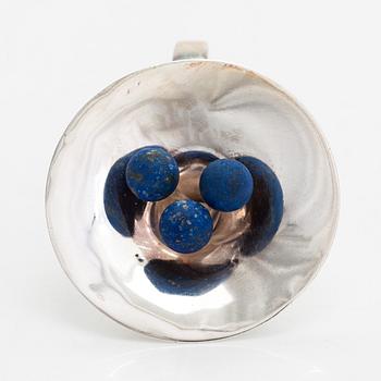 Pekka Piekäinen, sormus, sterlinghopeaa ja lapis lazuli, Auran Kultaseppä, Turku 1973.