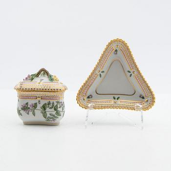 Royal Copenhagen, Crèmekopp med lock och fat, porslin, "Flora Danica", Royal Copenhagen, Danmark.