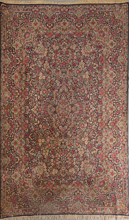MATTA, old, Kirman, ca 340 x 246 cm.