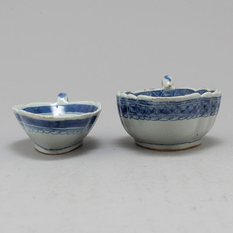 A SET OF TWO SAUCE BOATS, QING DYNASTY, JIAQING (1796-1820).