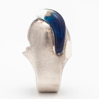 BJÖRN WECKSTRÖM, A sterling silver and acrylic ring "Jaara's helmet". Lapponia 1971.