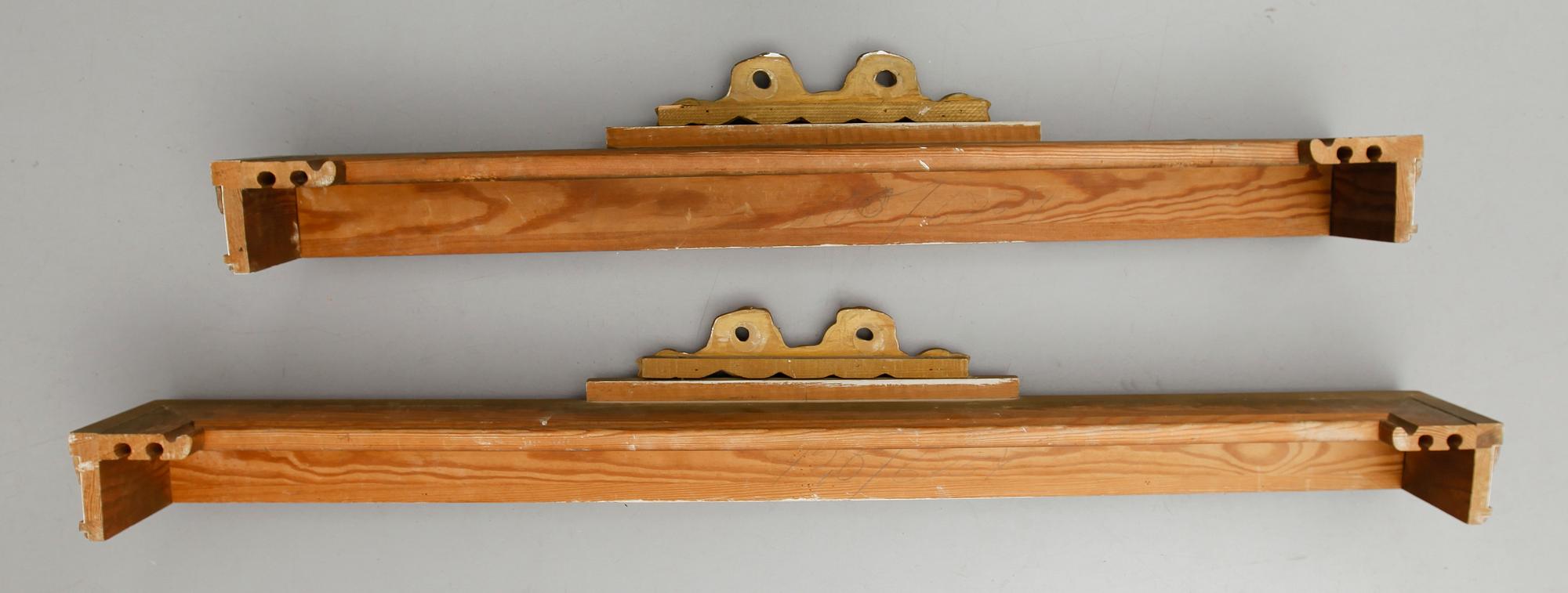 KORNISCHER, 2 st, gustaviansk stil, 1900-tal.