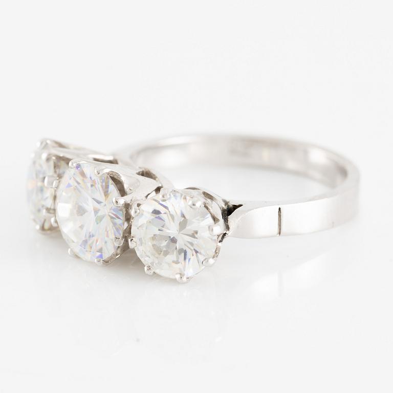 Ring 18K vitguld med vita stenar.