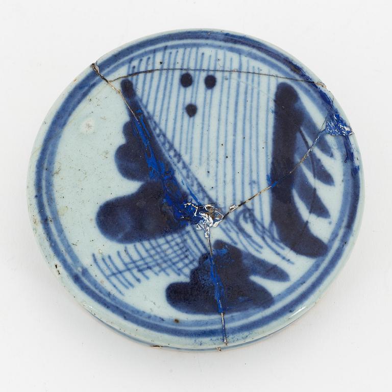 Two Chinese porcelain jars with cover, 19th/20th Century.