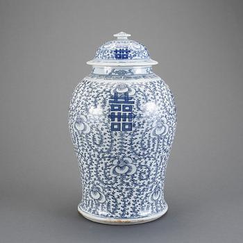 URNA MED LOCK, porslin, Kina, omkring 1900.