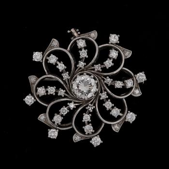 16. A brilliant cut diamond brooch, app. 1 ct, with brilliant cut diamonds tot. app. 0.90 ct.