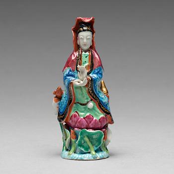 186. A famille rose figure of Guanyin, Qing dynasty, 19th century.