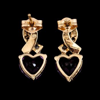 ÖRHÄNGEN, 1 par, 14K guld, ametister och åttkantslipade diamanter. Vikt ca 2 g.