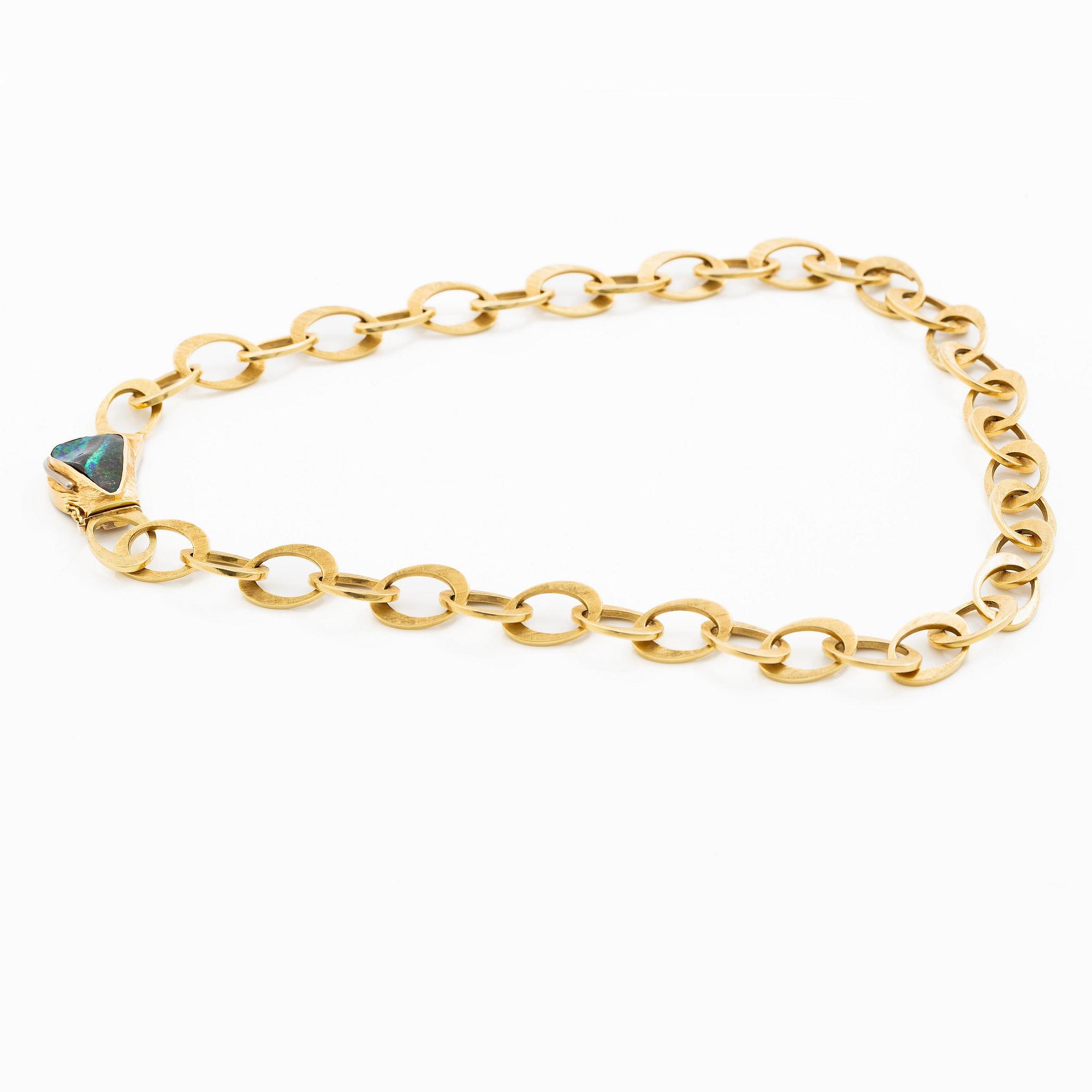 Collier 18K guld med en opal.