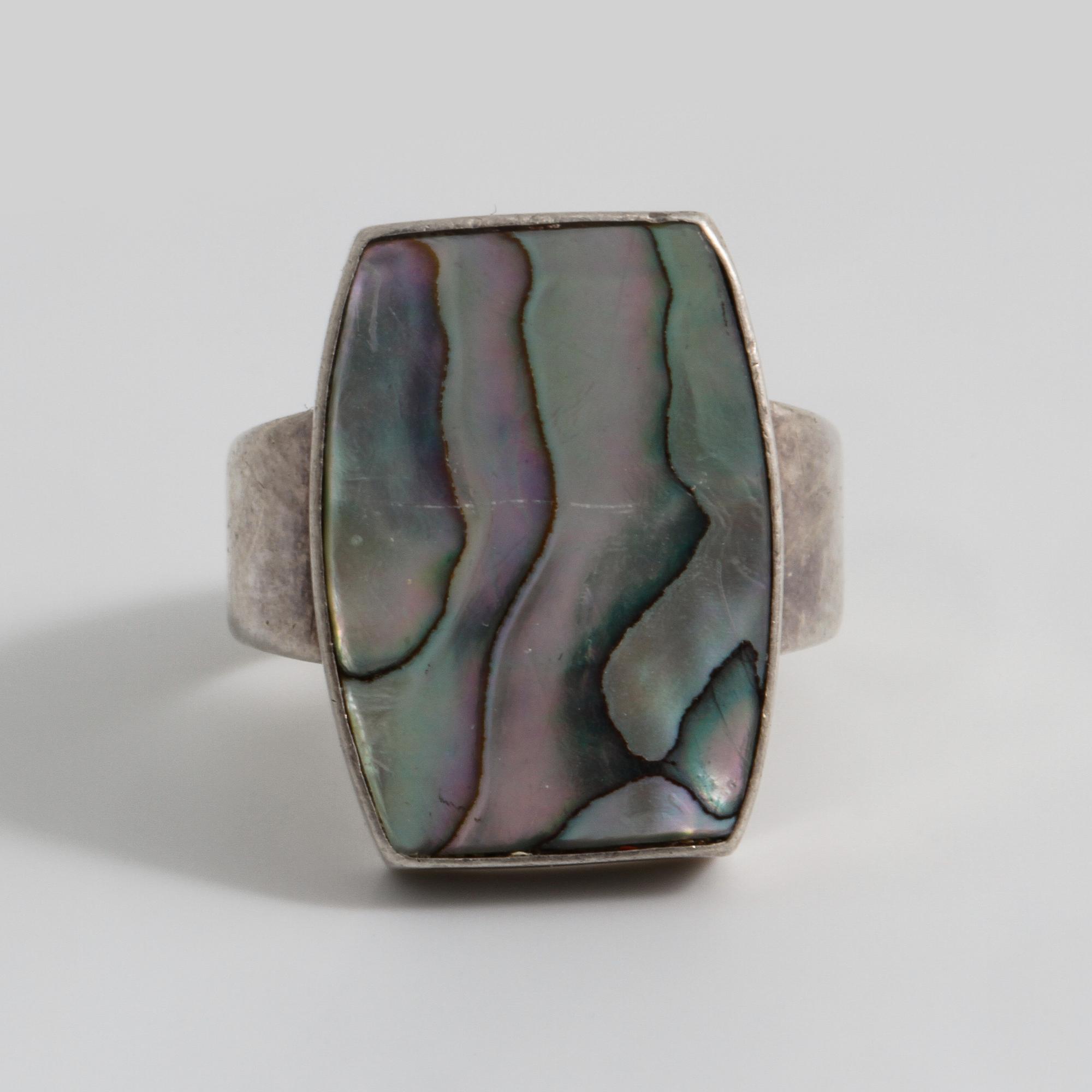 ARNE JOHANSEN, Roskilde, Danmark, ring med Abalonepärlemor.