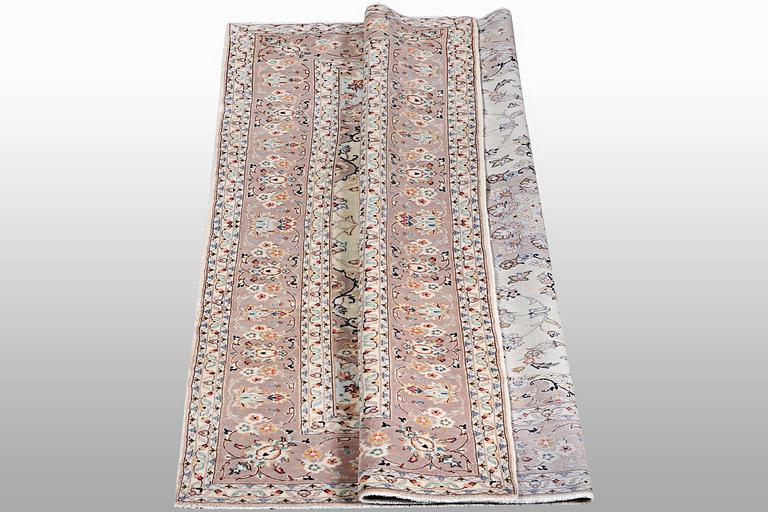 A carpet, Kashan, ca 295 x 195 cm.