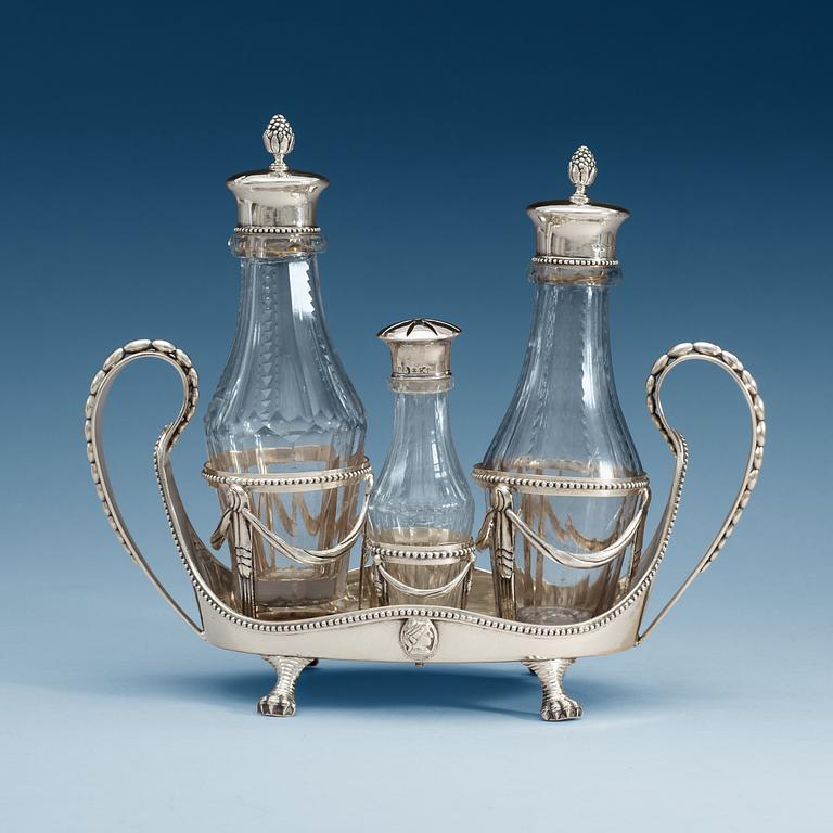 BORDSSURTOUT för fyra flaskor, silver, gustaviansk,  Stephan Westerstråhle, Stockholm 1791. Tot vikt ca 1049g.