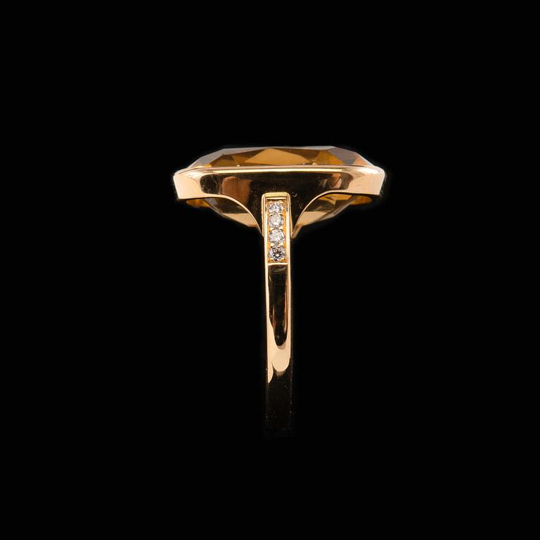 A RING, citrine, brilliant cut diamonds c. 0.12 ct. 18K gold T. Tillander 2007. Size 17, weight 6 g.