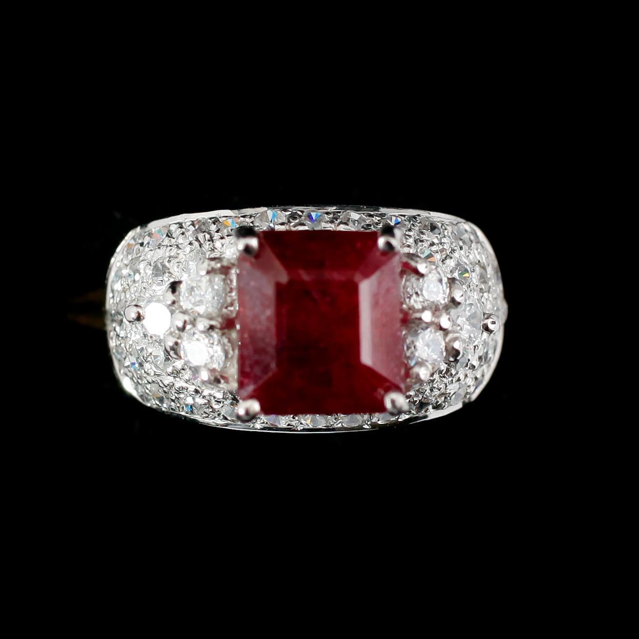 RING, silver, rubin ca 5,15 ct, vita safirer, vita zirkoner.
