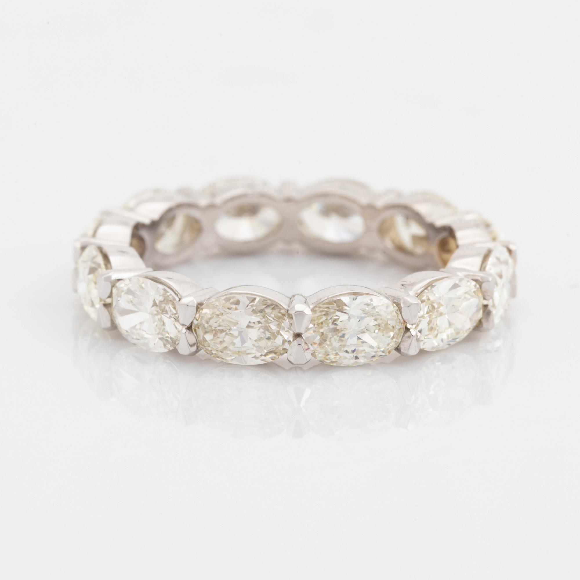 Ring helallians med ovala diamanter.