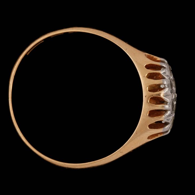 RING, 18k guld med 6 briljantslipade diamanter, tot ca 0,24 ct. Vikt ca 3,5 gram.