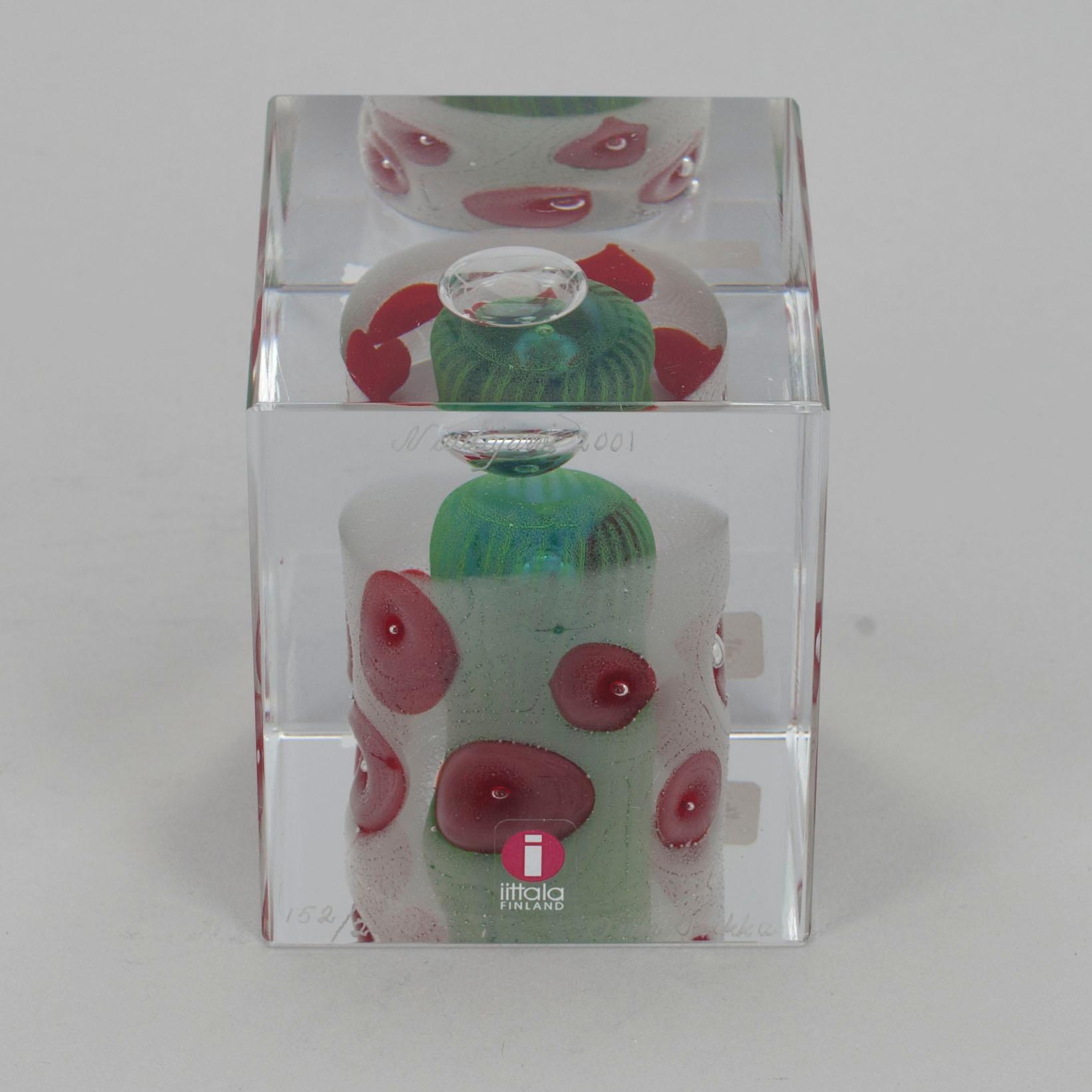 ÅRSKUB, glas, signerad Oiva Toikka, Nuutajärvi 2001, numrerad 152/2000.