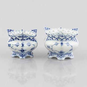 Sockerskålar, två stycken, porslin, Royal Copenhagen, "Musselmalet helblond", modell  1112 och 1113, 1900-tal.