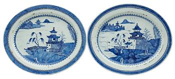 52. A pair of large blue and white serving dishes, Qing dynasty, Qianlong (1736-95).