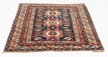 An antique Shirvan rug, ca 143 x 113 cm.