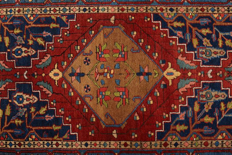 GALLERIMATTA, semiantik Nordvästpersisk Heris sannolikt, ca 421 x 96-99 cm.