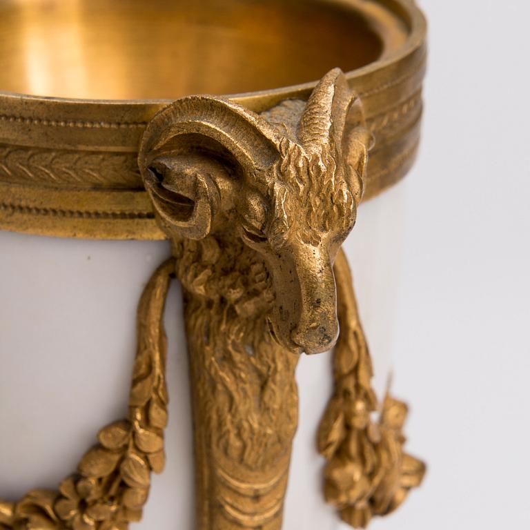 CASOLETTER ETT PAR, brons och marmor, Frankrike 1800-talets andra hälft.