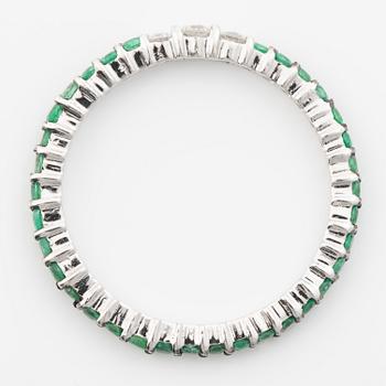 Ring in 18K white gold with brilliant-cut diamonds and emeralds.