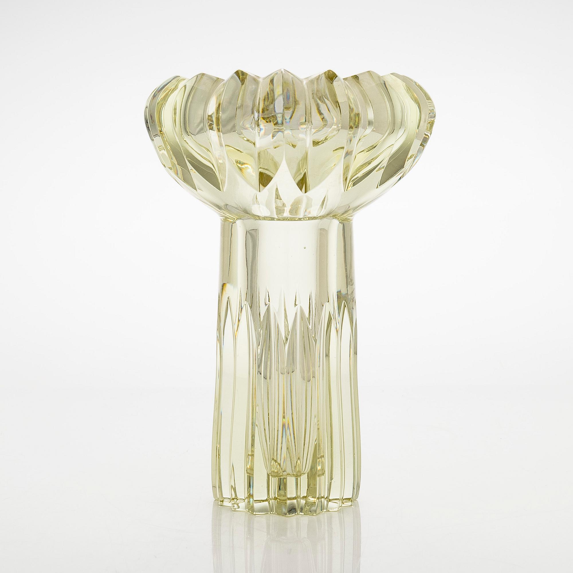 Aimo Okkolin, A glass vase, 'Ulpukka' (A Yellow water lily), signeerattu Aimo Okkolin Riihimäen Lasi Oy.