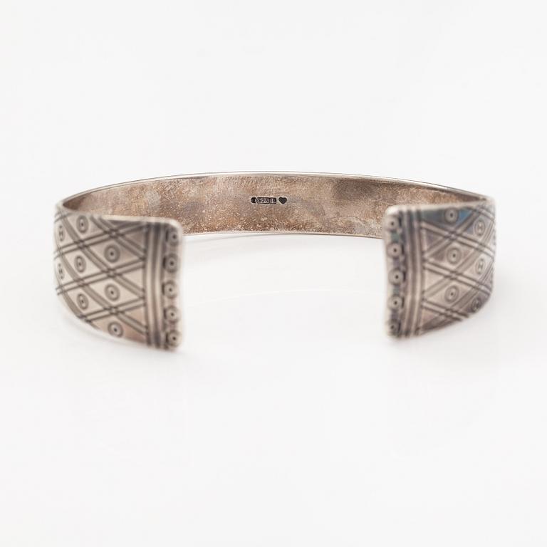 Germund Paaer, Rannekoru, sterlinghopeaa. Kalevala Koru, Helsinki 2010.