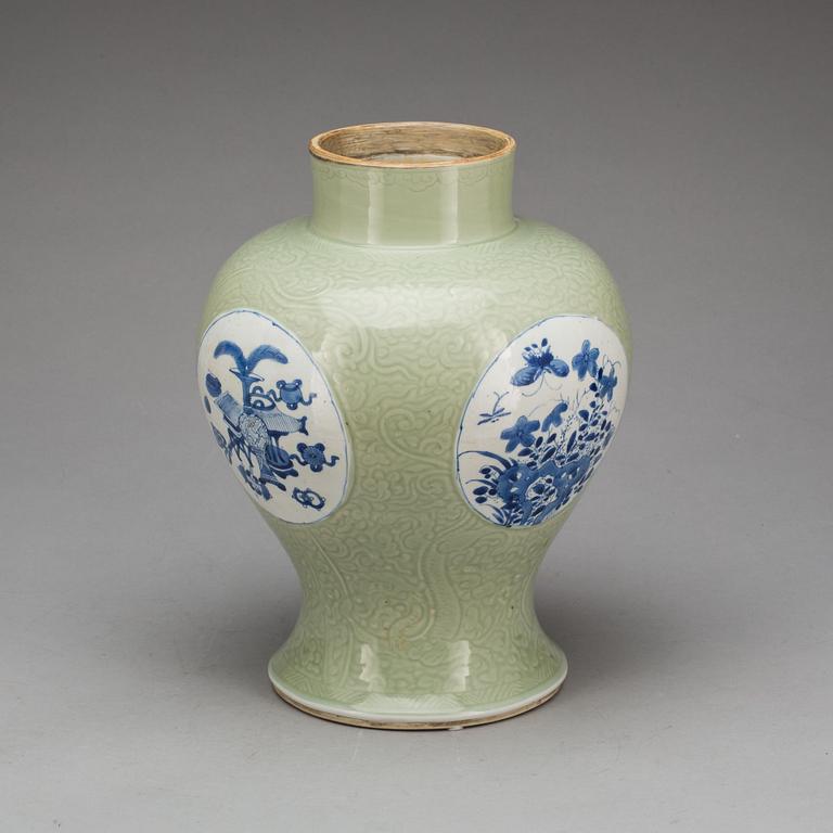URNA, porslin, Kina, Qianlong (1736-95).