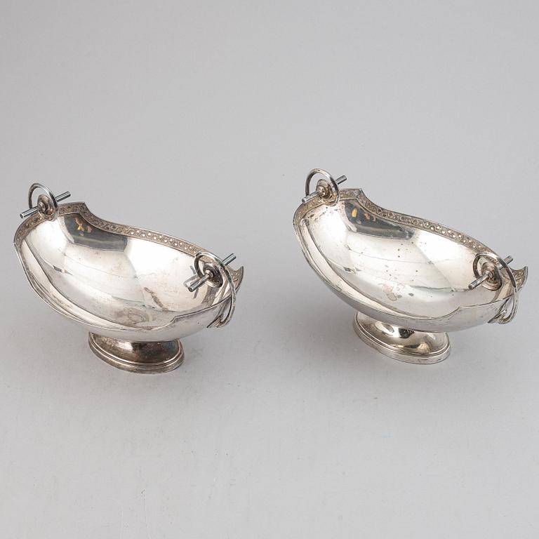 A pair of silver plated bowls, first half of the 20th Century.