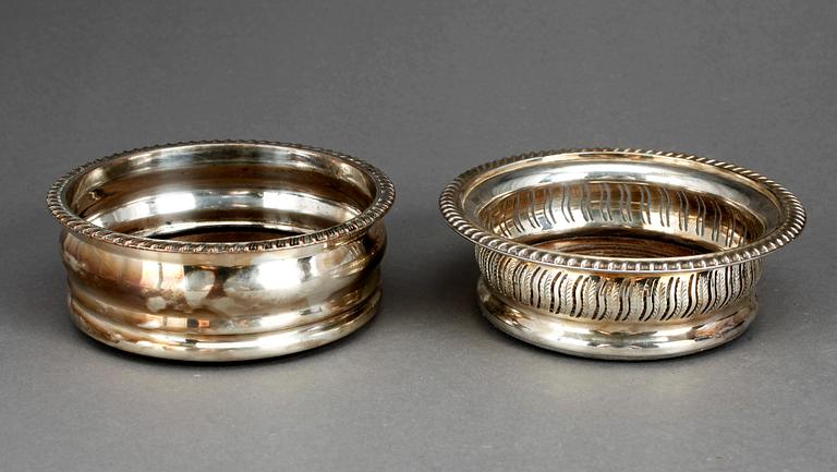 COASTERS, 4 st, vitmetall, 1900-talets första hälft.