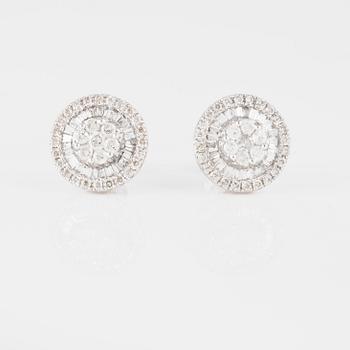 ÖRHÄNGEN, 18K vitguld med briljant och baguetteslipade diamanter ca 0.80 ct. Vikt 2,6 gram.